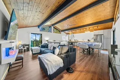 Glen View Retreat- Spa/Fireplaces/ Ping Pong Table!