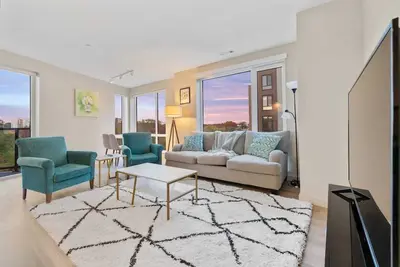 Image de Luxurious Unit Fantastic Location by Charles river