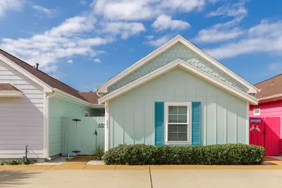 Image de Colorful Pet-Friendly Cottage with Private Patio Near Sandy Texas Beaches