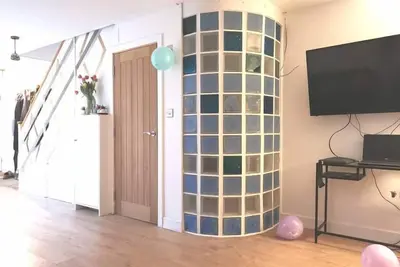 Image de 4 Bed House + 1 Free Parking Space | Central London | Open - Plan