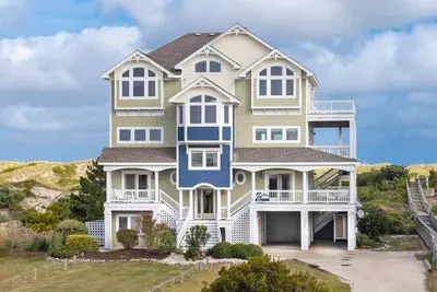 Image de Oceanfront Home with Hot Tub, Pool, Putting Green, Elevator, and Game Room