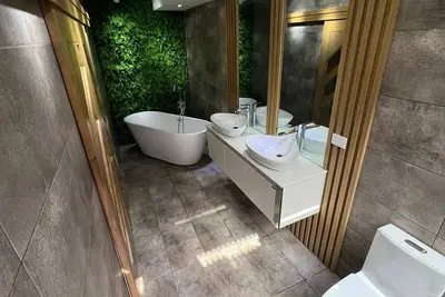 Image de Luxurious accommodation with private Jacuzzi.