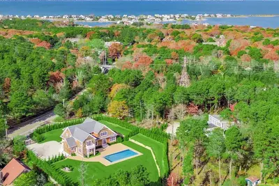 Image de Hamptons Classic beauty w/pool! Minutes from ocean & bay beaches