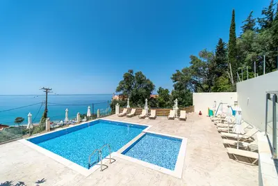 Image de Appartement de vacances \"Mazis Deluxe\" avec vue sur la mer, balcon et Wi-Fi.