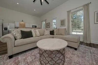 Image de Brand New, Beautifully Appointed, Country Cottage!