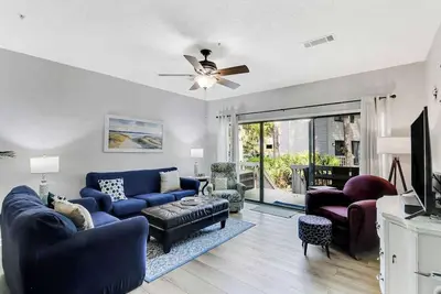 Image de Upgraded Pet Friendly 3 bed 3 bath Beach Villa! Walk to the beach!