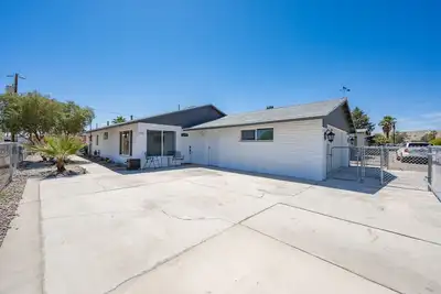 Image de Modern  Home close to river