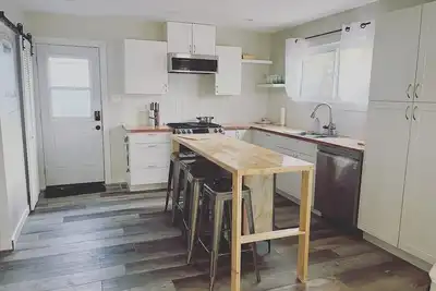 Image de Quaint 2-bedroom furnished home