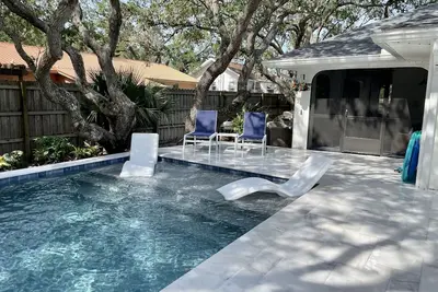 Image de Backyard Oasis/dog friendly/heated pool/game room/yoga studio/fire-pit