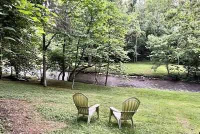 Image de Relaxing Creekside Retreat - Firepit, Outdoor Dining, Creek View, Sleeps 4