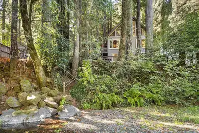 Image de Creekside Lodge ~ Hot Tub, Creekfront, Unwind & Relax!