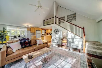 Image de Fire Pit, Arcade Games, Deck, Grill & Pool Access