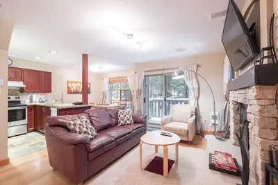 Image de Bbq | Private garage | Walk to Golfing & Lost Lake