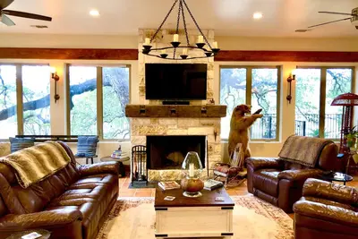 Image de Beautiful River House-King Bed-Spacious Patio and Hot tub overlooking Lake