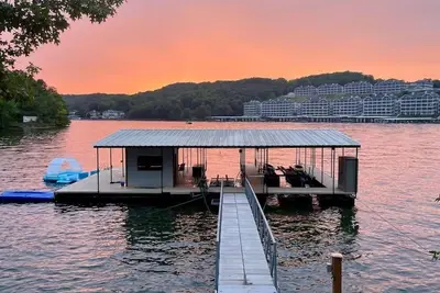Image de Luxury Lakefront Home: Dock, Slips, SUPs, Kayaks
