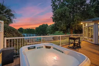 Image de Strawberry Breeze by SoCharm | Private Beach, Hot Tub, Peaceful Neighborhood!