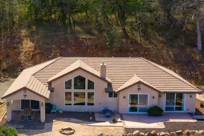 Image de Elegant Custom Home! Lake! Swim! Fish! Hiking/Walking Trails! Boat!
