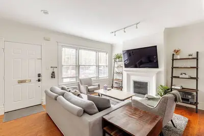 Charming 4br Duplex in Oak Lawn • Private Backyard