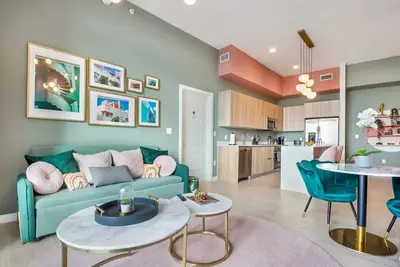 Image de 2 Bedroom Art Deco Penthouse in Design District