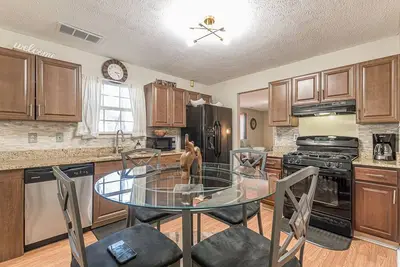 Image de Beautiful spacious updated home with 2 Family Rooms!