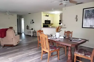 Image de Senior Golf Course Community Pickleball Pools live Music Nightly