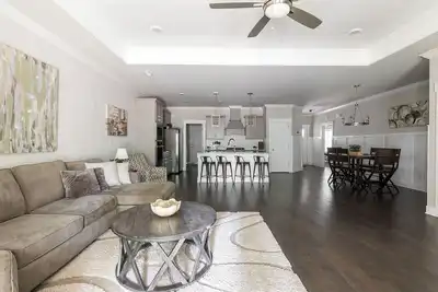 Image de Spacious One Level Ranch Style Luxury Townhouse