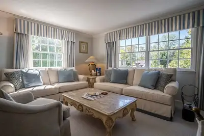 Image de Located in the Luxurious Pine Manor Estates!