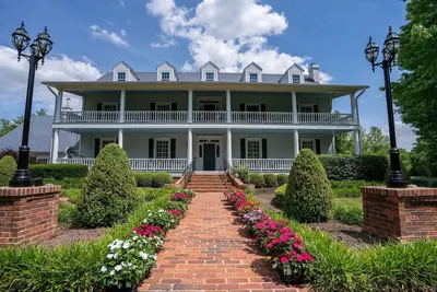 Image de The Old South Comes To Carbondale with this Southern Mansion