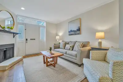 Image de Chic Digs Across From Forsyth Park w/ Parking by Lucky Savannah