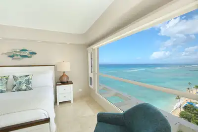 Image de Breathtaking ocean vistas from Waikiki Shore luxury penthouse suite!