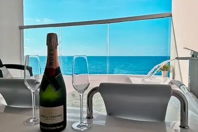 Image de Apartment with private jacuzzi overlooking the sea