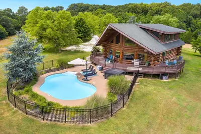 Image de Hardwood Chalet-Pool, Hot tub, fireplace