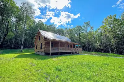Image de 18ha Log home close to Franconia Notch; privacy, fire pit, wifi, pool/gym passes, dog friendly!