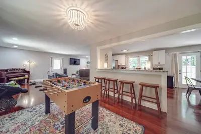 Image de 3-Br Family Friendly Fun Find! — Foosball — Piano