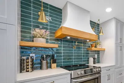 Image de 5 Min to Beach - Luxury Renovated Heated Pool Home  2 King Beds