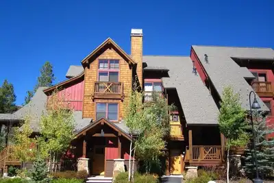 Seasons 2br townhome near Lakeside Village w/ washer/dryer, and hot tub!