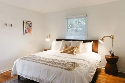 Image de \"The Berry\" Mid-Century Modern Stay w/ 3br - Uk