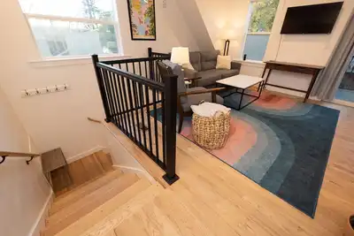 Image de Charming 2br Retreat: Private, WiFi, Parking—Now Offering Mid-Term Rentals!