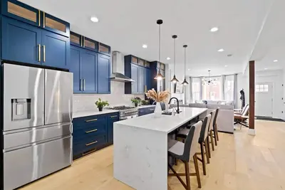 Image de Great location! Spacious 6bd Home + Garage!