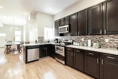 Designer 5-bedroom townhouse w parking on premises