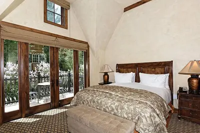 Aspen Mountain Residences - steps away from the gondola