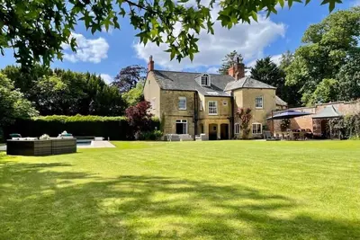 Image de Georgian Home with Heated Swimming Pool
