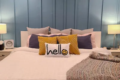 Image de King Bed in a Beautiful Cottage Oasis