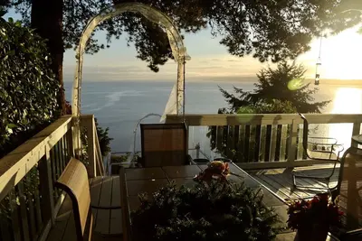 Image de Waterfront Property  with Mount Baker and Cascade View