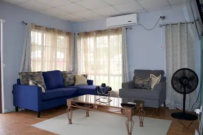 Image de Serenity Retreat Cottage 2- 5mins from the beach!