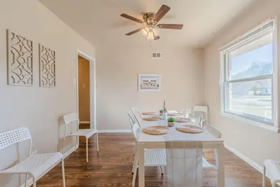 Image de Large, Sunny Yard! Games, Ping Pong, Free Coffee!