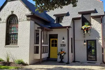 Image de Quirky historic home, fully renovated! Designer interior! Plush linens! Firepit!