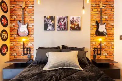 Image de Rock n' roll life only a couple minute walk from the best eateries!