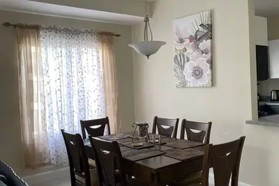 Image de Seamist Holiday home with Spectacular Mountain View, walk to beach pool gym