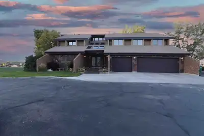 Image de Secluded gorgeous home. Sleeps 20+. New hot tub.